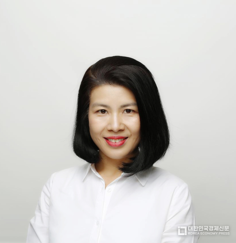 윤미라(라떼)<br>
경희사이버대 미디어문예창작학과 졸업<br>
스토리문학 계간지 시 부문 등단<br>
안산여성문학회 회원<br>
시니어 극단 울림 대표<br>
안산연극협회 이사<br>
극단 유혹 회원<br>
단원FM-그녀들의 주책쌀롱 VJ