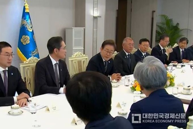 이재명 대통령 "실용적이고 유연한 통상 정책 통해 위기극복에 총력 대응"