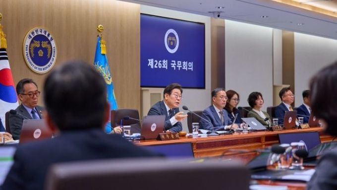 이재명 대통령 "이제 국가 재정 사용할 때…경기침체 심해 정부 역할 필요"