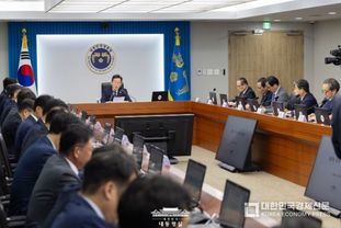 이 대통령 "변화된 게임의 법칙…산업정책 A부터 Z까지 완전 재점검"