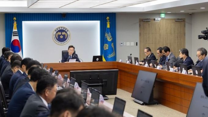 이 대통령 "변화된 게임의 법칙…산업정책 A부터 Z까지 완전 재점검"