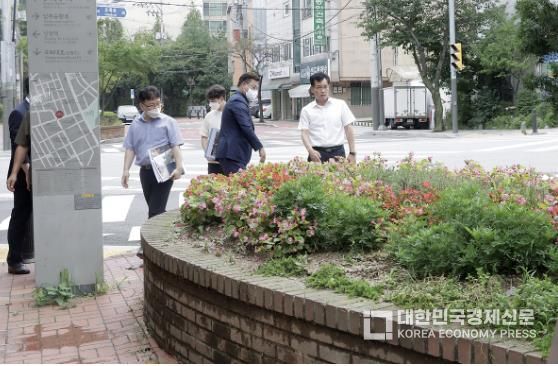 신월동 걷고싶은 거리 일대 현장을 방문해 점검하는 이기재 양천구청장
