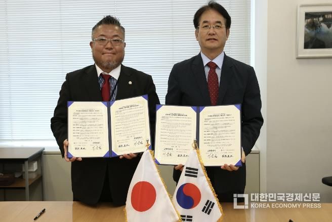 고양시-Vbest(베리베스트)법률사무소 업무협약 체결식((좌)하기와라 타츠야, (우)이동환 고양특례시장)
