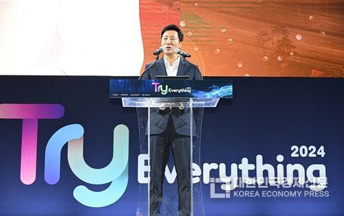 오세훈 서울시장이 11일 오전 DDP에서 열린 「트라이 에브리싱 2024」에 참석해 전세계 스타트업과 벤처캐피탈 등 창업생태계 관계자들에게 개회사를 하고 있다.