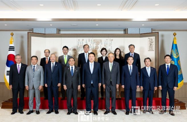 10월 18일 윤석열 대통령은 제31회 한일재계회의(10/17~18, 서울) 참석차 방한(訪韓) 중인 일본 경제단체연합회 도쿠라 마사카즈 회장을 비롯한 일본 경제인 대표단을 접견했다.