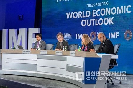 22일 국제통화기금(IMF)이 미국 워싱턴에서 '세계경제전망 보고서(WEO)' 언론 브리핑을 하고 있다. (사진/신화통신)