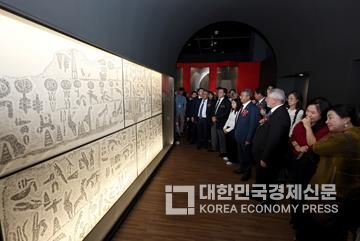 공동특별전 <히타이트> 개막식 당시 탁본 작품 감상 중인 초룸시장님 외 초룸시 대표단