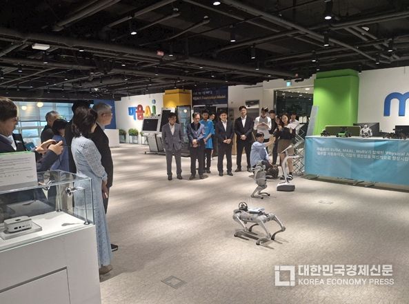 마음AI 로봇 체험 및 설명(국정기획위원회 제공)