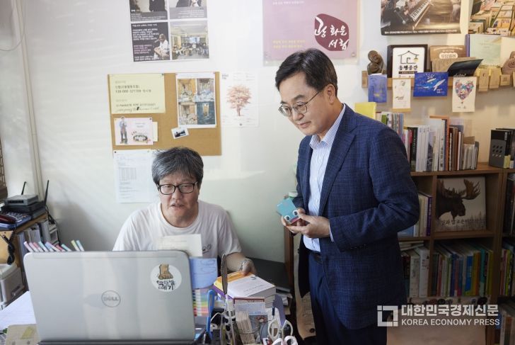 김동연, ‘광화문서림’ 찾아 민생회복 소비쿠폰 사용