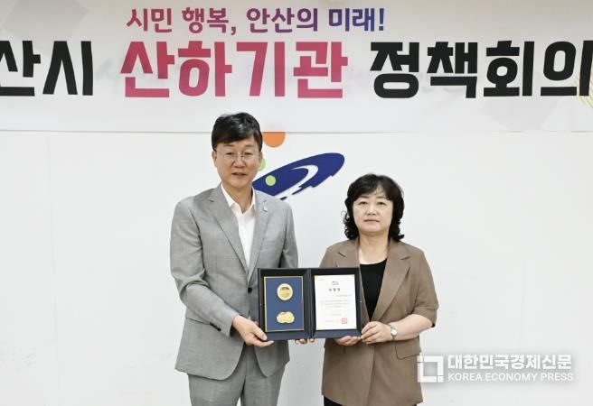 이민근 안산시장(왼쪽)이 안산시자원봉사센터에 ‘2025년 인구정책 유공’ 경기도지사 표창장을 전달하고 함께 기념촬영을 하고 있다.