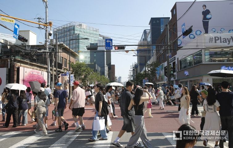 방문객들로 북적이는 성수동 거리 모습
