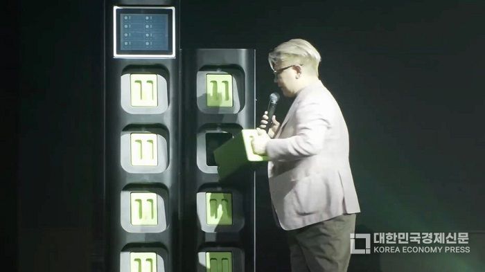 제주도 컨퍼런스에서 세계최초 스왑스테이션(VSS) 을 시연하는 박가람 대표